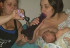 '대마초' 피우면서 갓난아기에게 모유 수유하는 엄마
